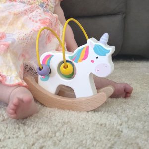 یونیکورن مهره و میله چوبی پیکاردو یه اسباب بازیه که حسابی کودکان رو سرگرم می‌کنه